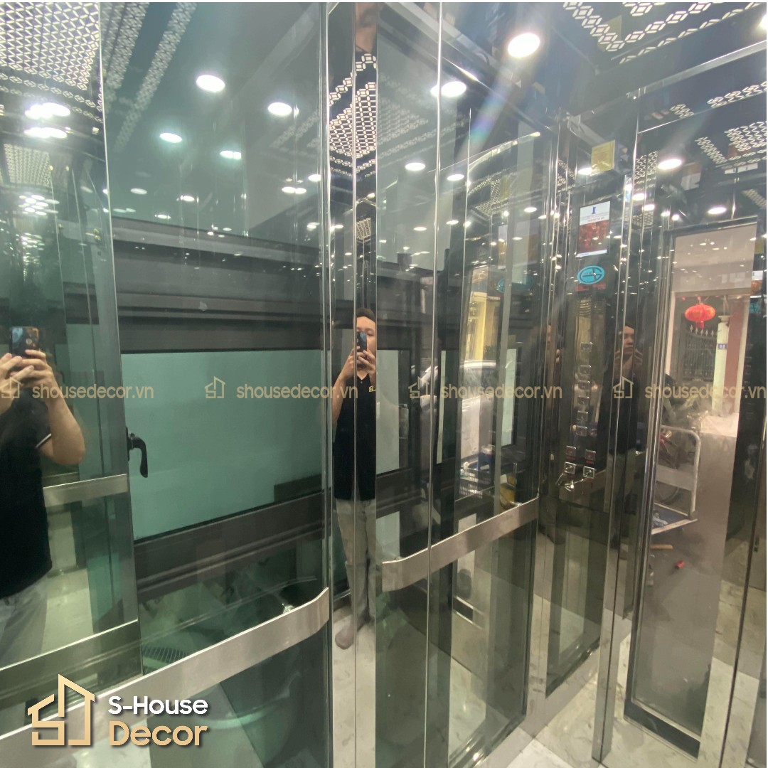 khong-gian-trong-thang-may-dep-trang-tri-boi-inox-trang-guong