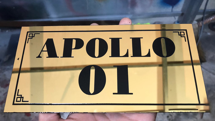 Bảng biển làm từ la inox sáng bóng