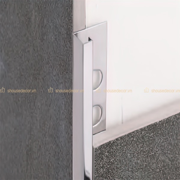 Thanh nẹp inox chữ C có chất liệu chính là inox 201 hoặc inox 304