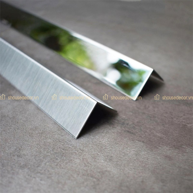 Thanh nẹp inox chữ V bề mặt gương (bên phải) và bề mặt xước (bên trái)