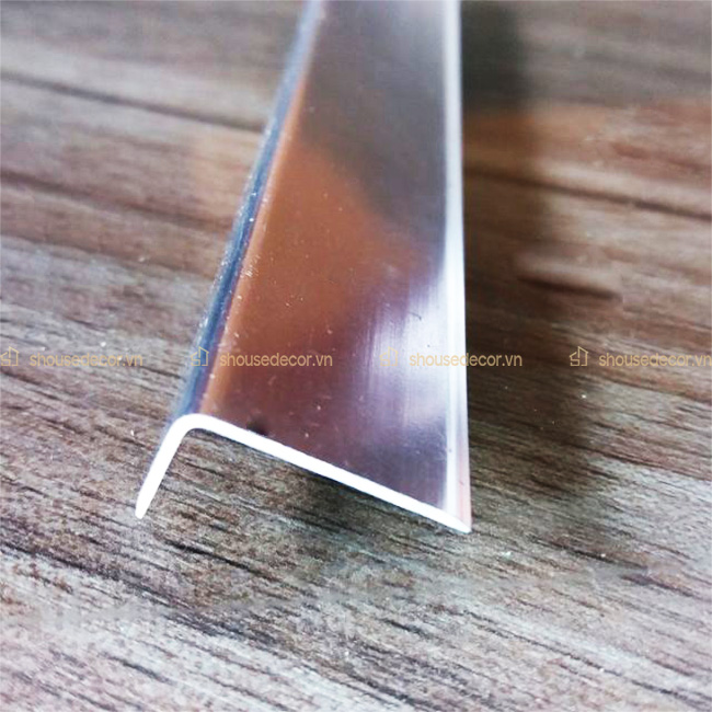 Chọn loại nẹp inox L có màu sắc và kích thước phù hợp để thi công