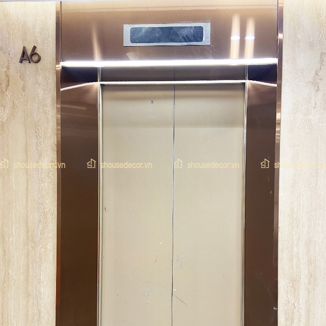Thanh nẹp inox chữ U được sử dụng để trang trí viền thang máy