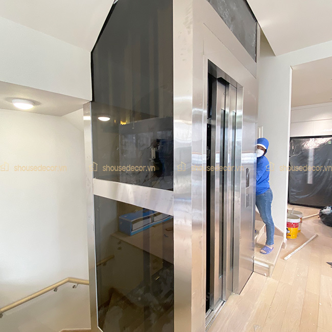 S House Decor luôn vệ sinh bề mặt khung thang trước khi tiến hành lắp tấm ốp