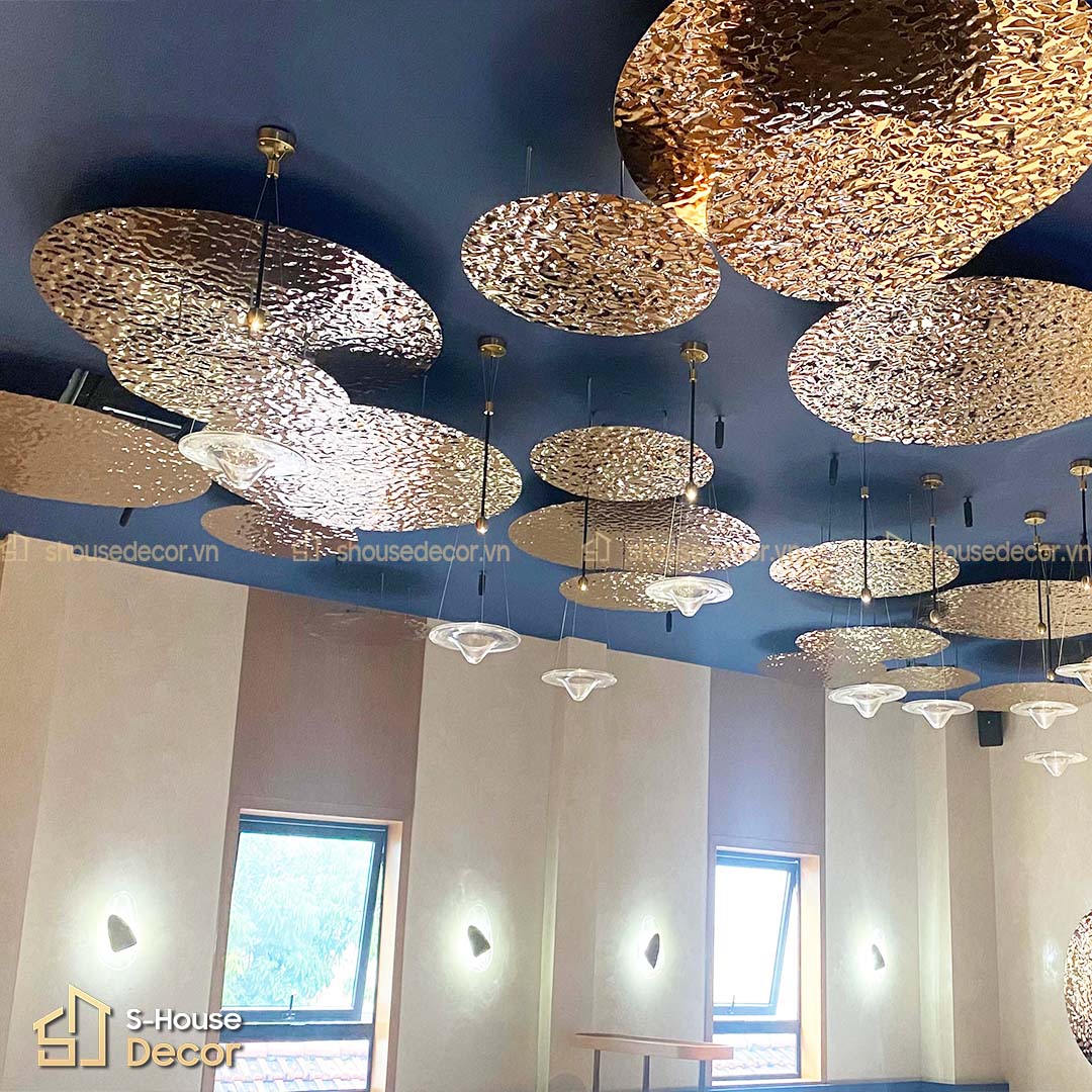 Hiệu ứng gợn sóng từ trần inox tạo nên điểm nhấn độc đáo, nâng tầm trải nghiệm không gian tại ELYO Restobar