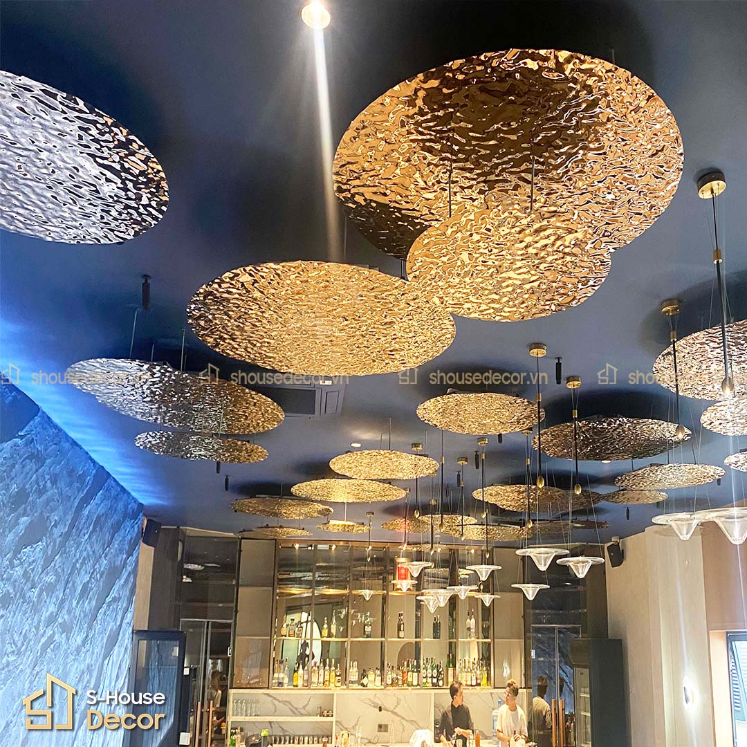 Toàn cảnh trần inox sóng nước sau hoàn thiện tại ELYO, hiệu ứng ánh sáng phản chiếu tạo chiều sâu và nét sang trọng cho không gian