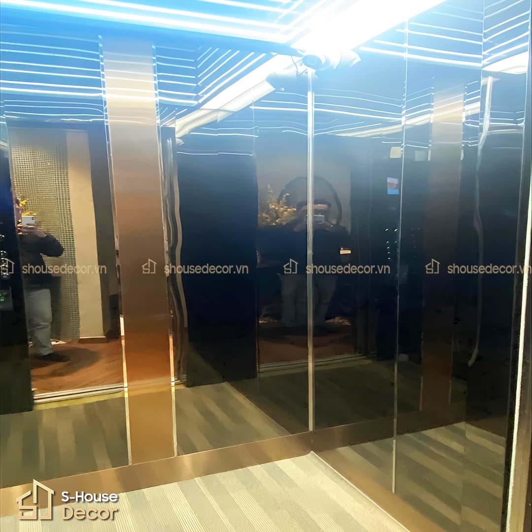 Đèn LED âm trần bố trí đều trong cabin thang máy, tối ưu ánh sáng, tiết kiệm điện và tăng tính thẩm mỹ nội thất