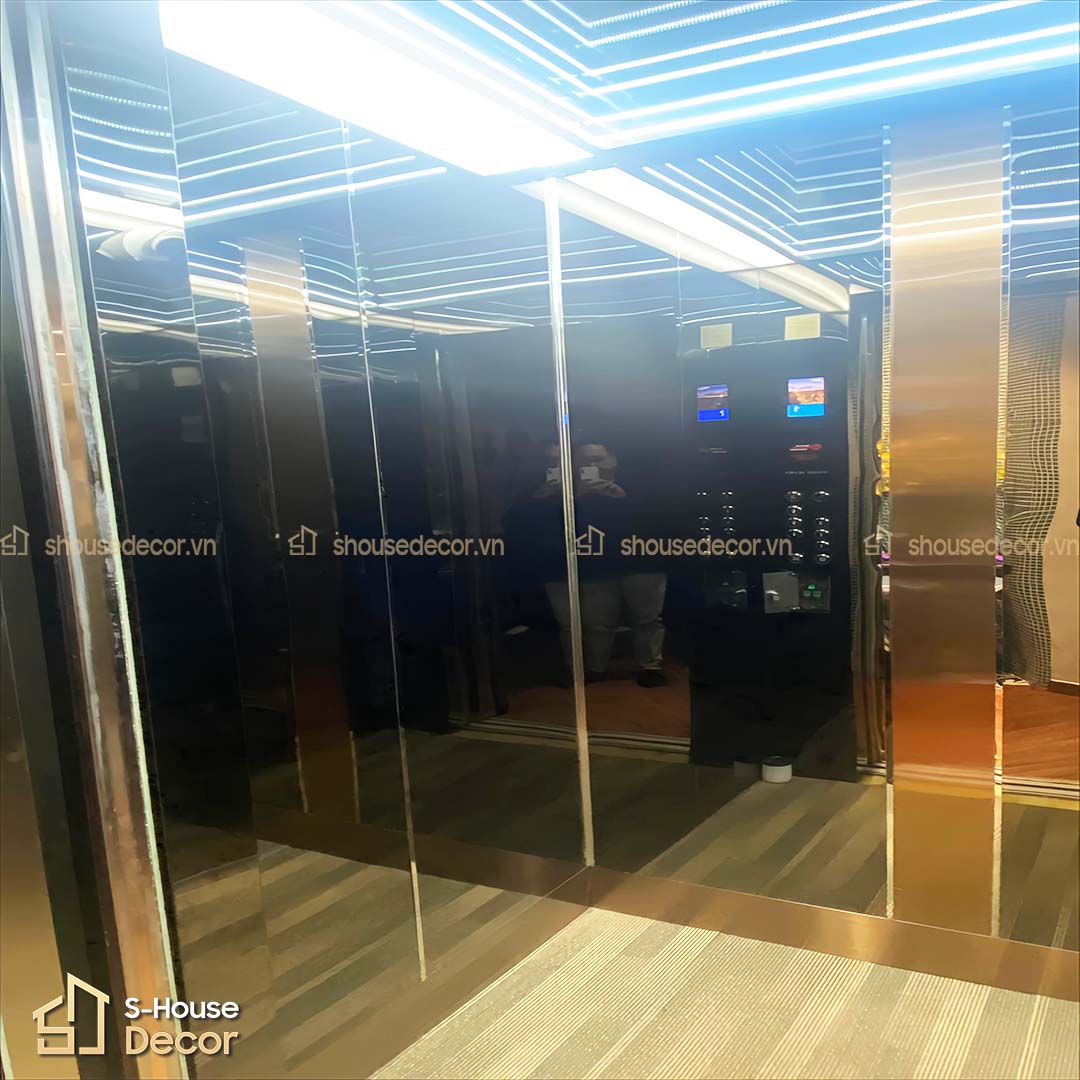 Thiết kế cabin thang máy với inox 304 đen bóng hiện đại, mang lại vẻ đẹp tối giản và đẳng cấp cho công trình