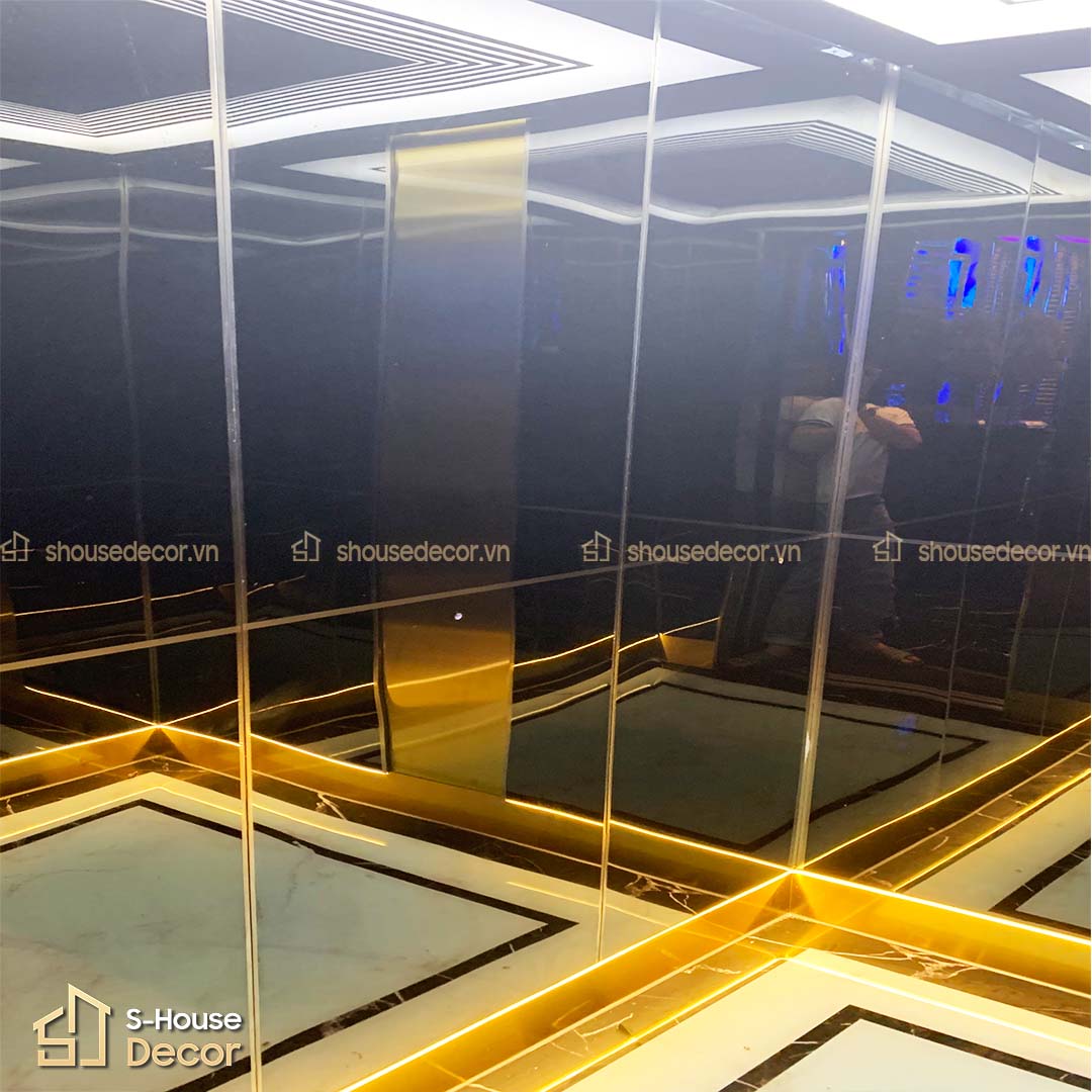 Chi tiết cabin sử dụng inox vàng xước nổi bật, chống bám vân tay và tăng tính thẩm mỹ lâu dài