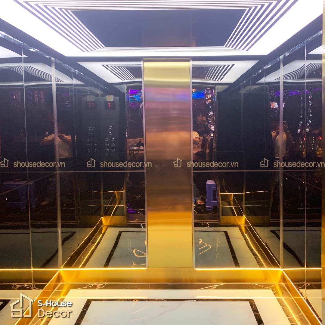 Lớp fomex gia cố phía sau ốp inox/mica, giúp bề mặt phẳng, chắc chắn và bền bỉ theo thời gian