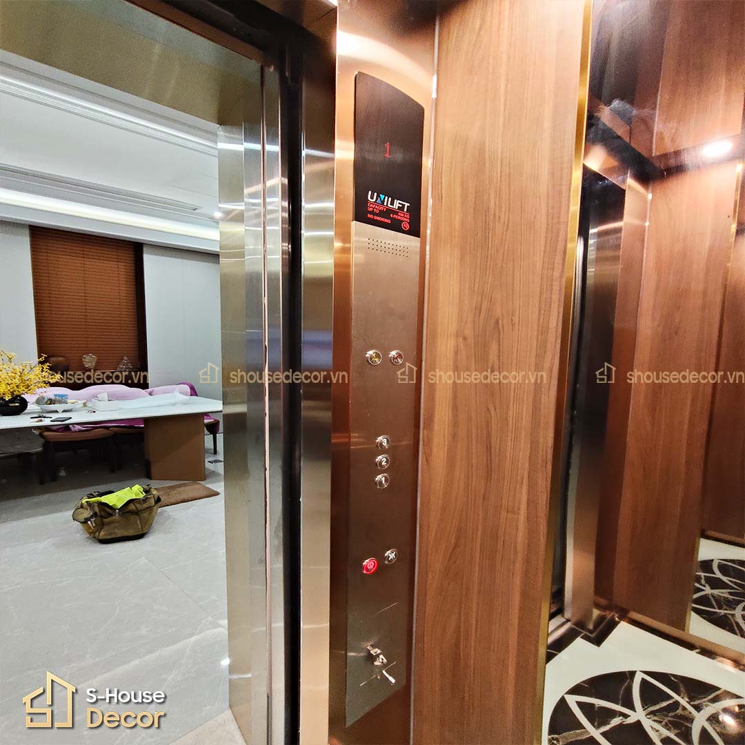 Chi tiết vách cabin ốp inox 304 kết hợp laminate vân gỗ cao cấp