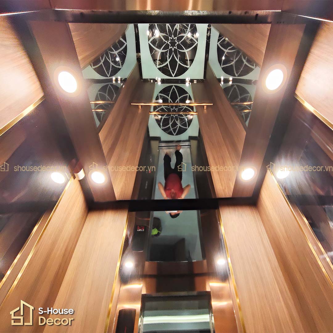 Cabin thang máy hoàn thiện với đèn LED trắng trung tính, ánh sáng đều và tiết kiệm điện, tạo không gian hiện đại – tinh tế.