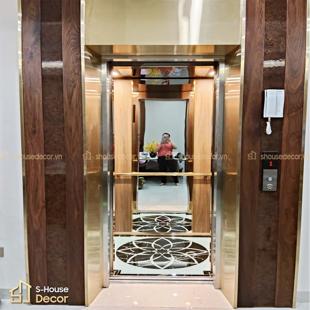 Toàn cảnh nội thất cabin thang máy kết hợp inox, gỗ và ánh sáng