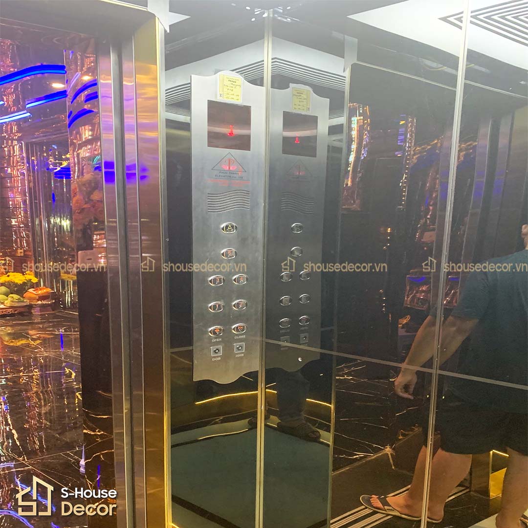 Đội ngũ thi công chuyên nghiệp đang hoàn thiện cabin với kỹ thuật chính xác và tinh xảo