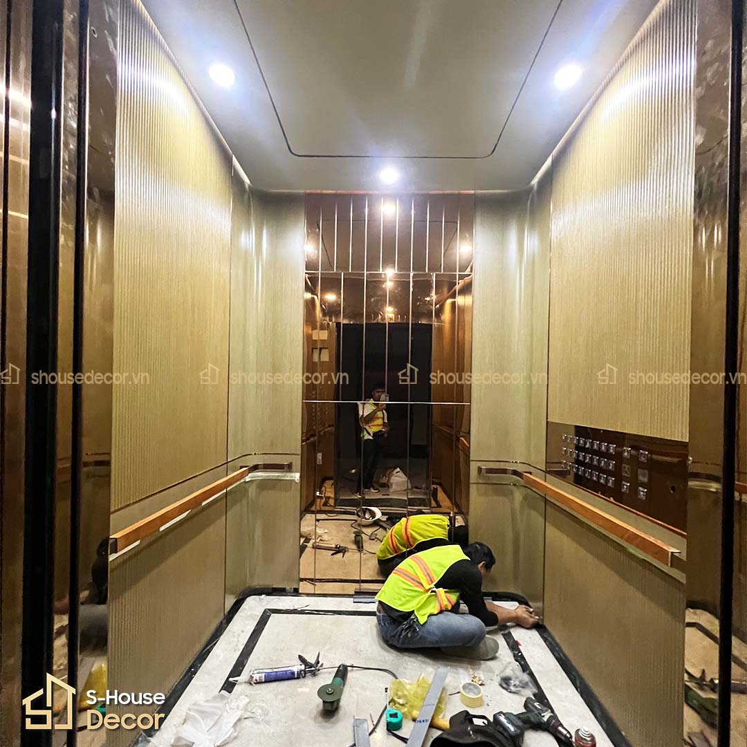 Chi tiết cabin sử dụng inox 304 đồng gương kết hợp laminate vân gỗ – hài hòa giữa hiện đại và ấm cúng