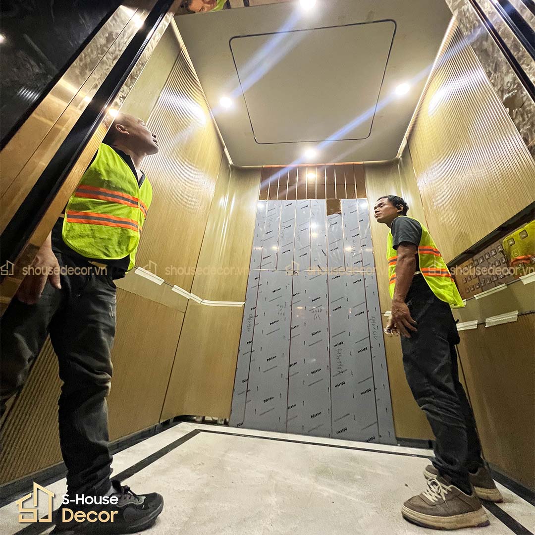 Trang trí cabin thang máy khách sạn cao cấp với thiết kế đồng bộ nội thất, tạo ấn tượng sang trọng ngay từ cái nhìn đầu tiên
