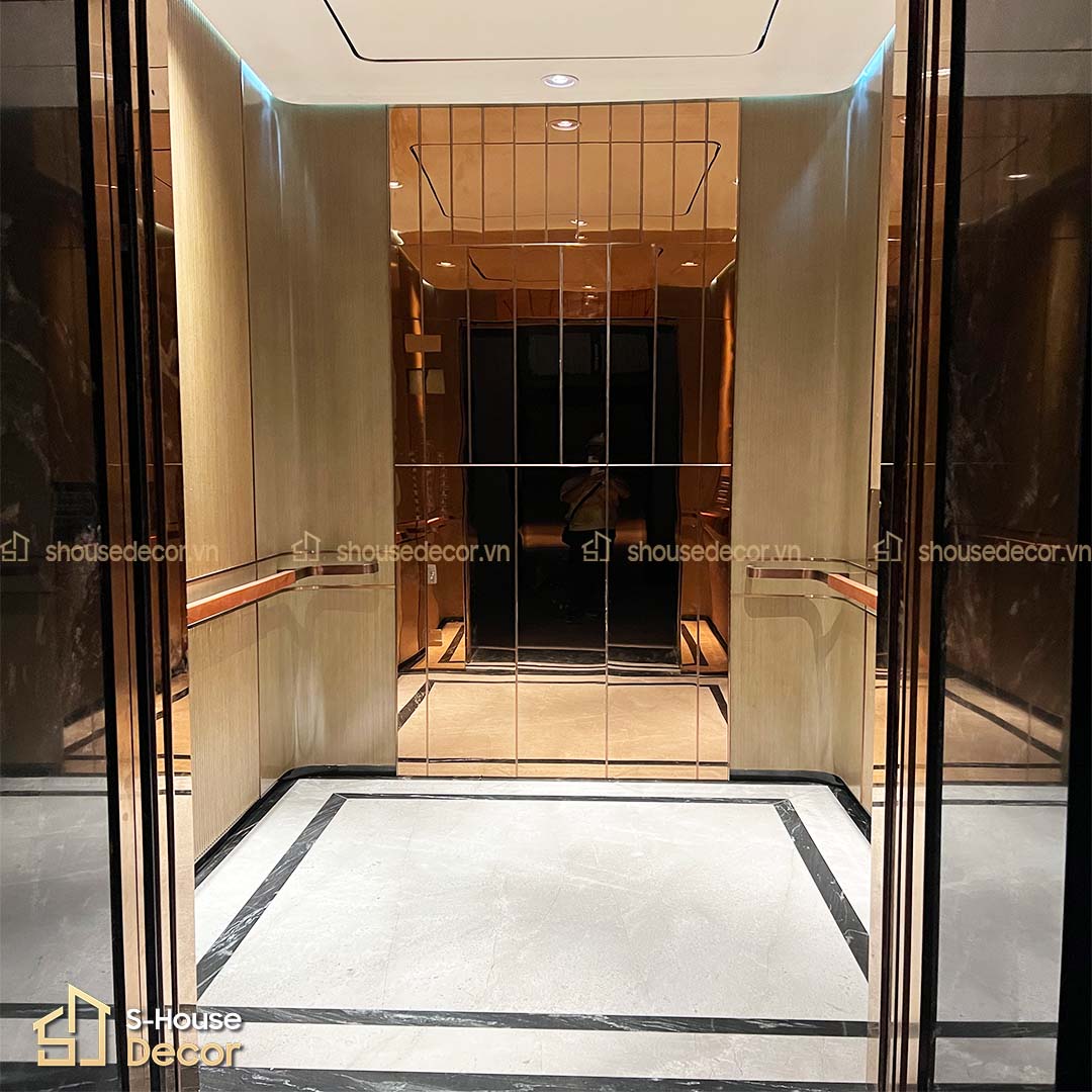 Trang trí cabin thang máy mang dấu ấn thương hiệu với màu sắc đồng nhất và chi tiết nhận diện tinh tế