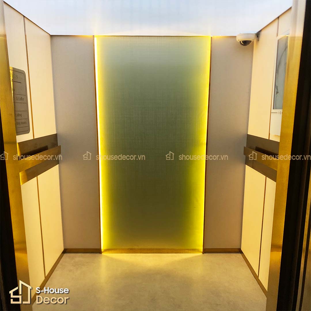 Không gian cabin thang máy đẳng cấp với ánh sáng dịu nhẹ từ trần xuyên sáng và inox chống bám vân tay