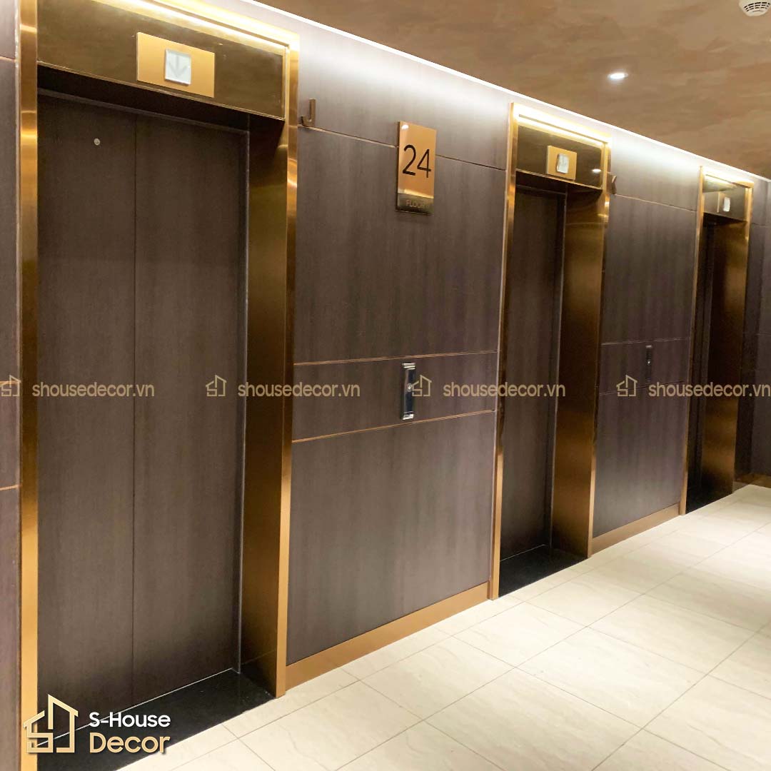 Inox 304 vàng hồng xước mang đến vẻ ngoài sang trọng, hiện đại và đẳng cấp cho khu vực thang máy.