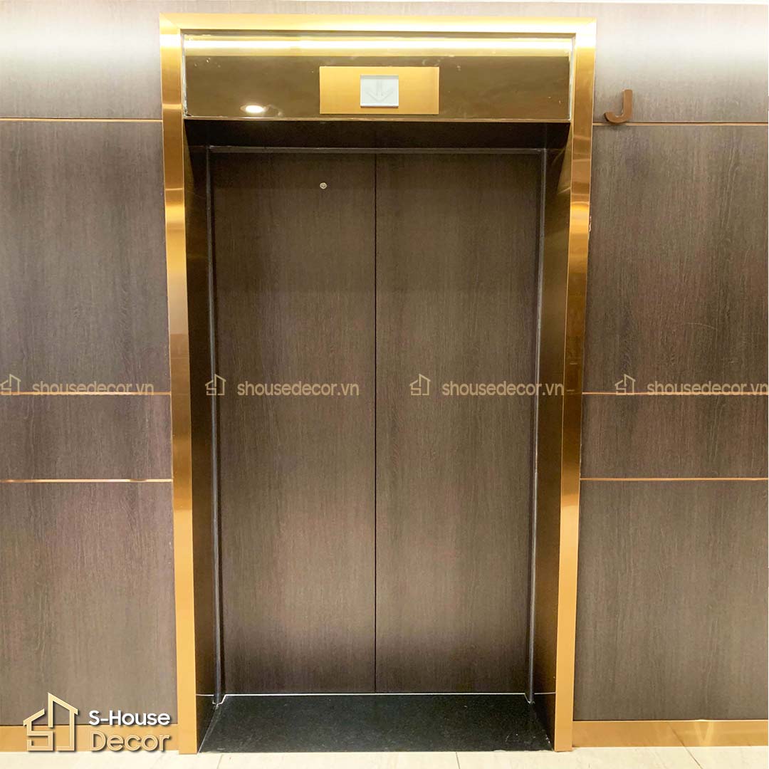 Sự đồng nhất trong vật liệu và màu sắc khung bao bản rộng tạo nên không gian thang máy chuyên nghiệp, thu hút ngay từ ánh nhìn đầu tiên