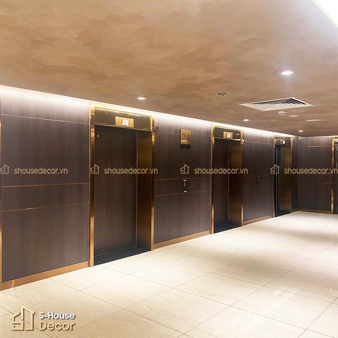 Biển chỉ tầng bằng inox kết hợp cùng số nhà gắn trên khung bao không chỉ giúp định vị mà còn tăng tính nhận diện cho công trình