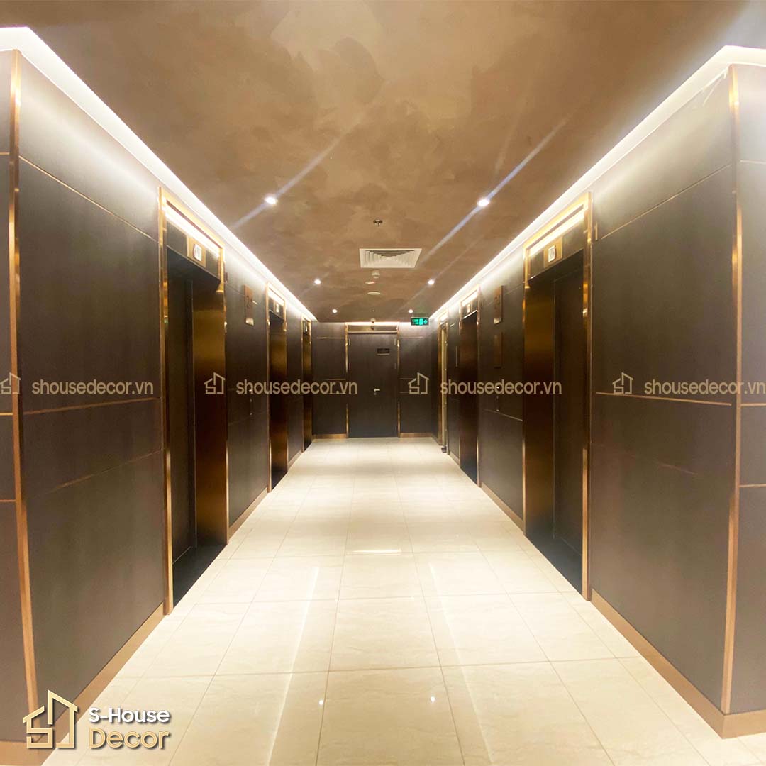 Thi công nẹp chỉ inox yêu cầu kỹ thuật cao, đảm bảo sự chính xác và liền mạch cho từng chi tiết trang trí khung bao