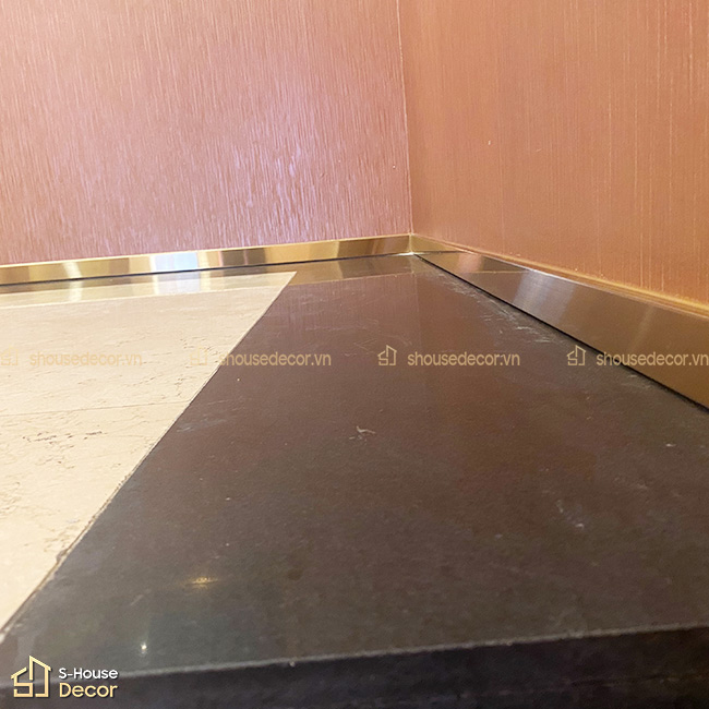 trang-tri-nep-inox-tai-du-an-macau-gaming-04