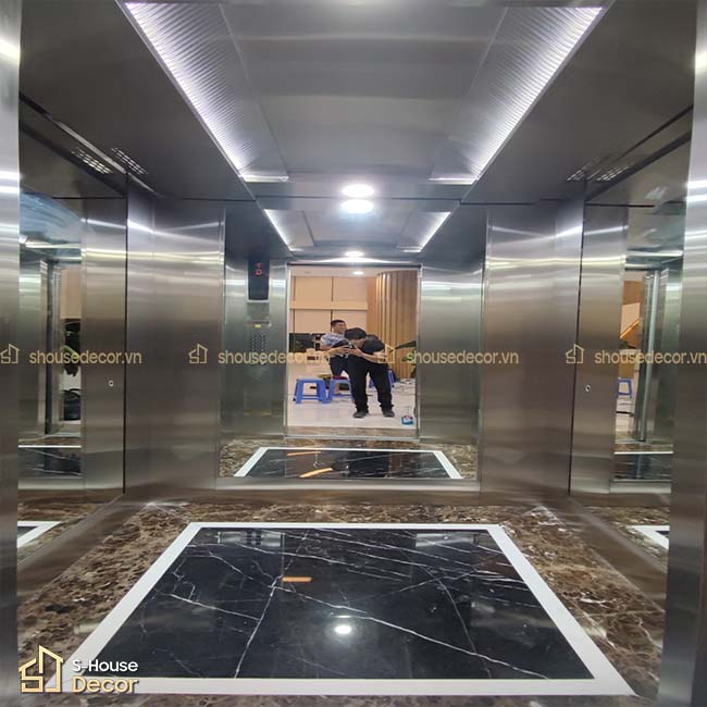 inox-guong-304-duoc- trang-tri-trong-thang-may