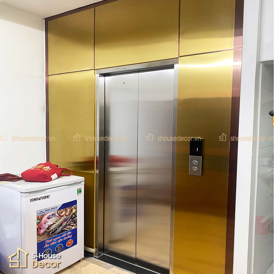 Tấm inox được cắt uốn chuẩn xác, ôm khít từng góc cạnh, đảm bảo tính thẩm mỹ và an toàn