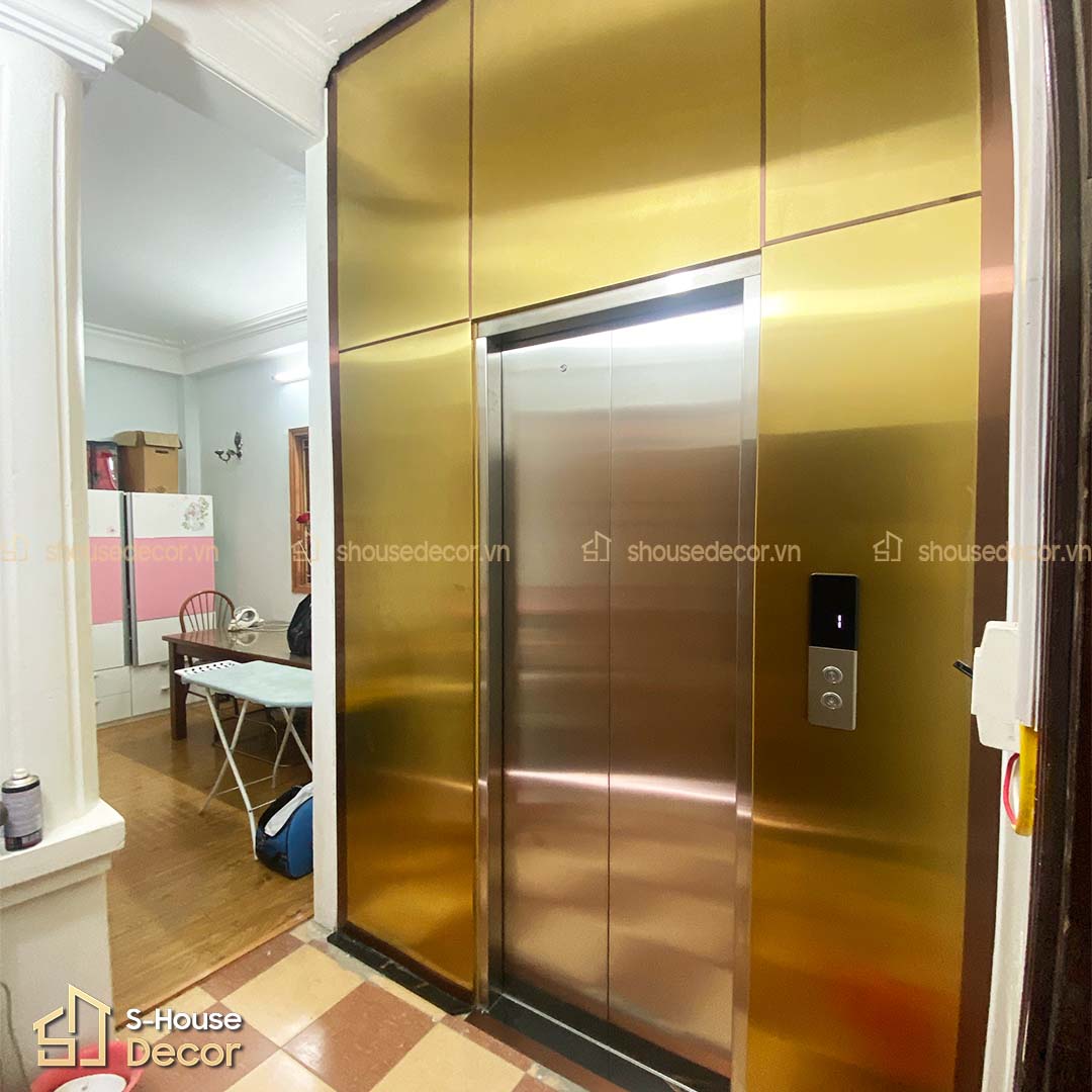 Chất liệu inox 304 vàng xước dày 1mm mang đến vẻ ngoài sáng bóng, bền bỉ cho thang máy