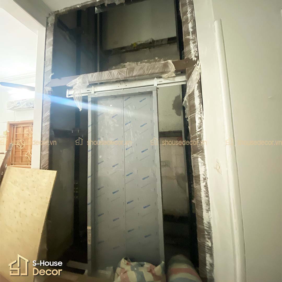 Giao diện trước khi lắp inox mặt tầng – hiện trạng tường thô, chưa có điểm nhấn