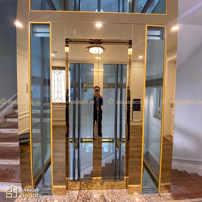 op-cua-thang-may-cho-thang-kinh-voi-inox-vang-guong-day-sang-trong