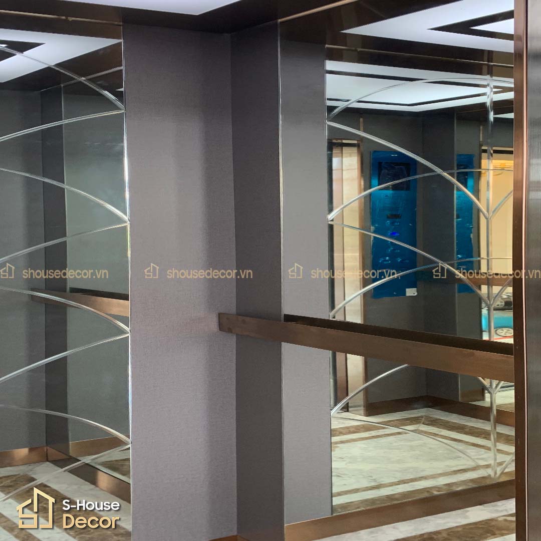 Gương khắc hoa văn không chỉ tăng độ sâu cho không gian mà còn là điểm nhấn nghệ thuật, góp phần làm nổi bật thiết kế tổng thể