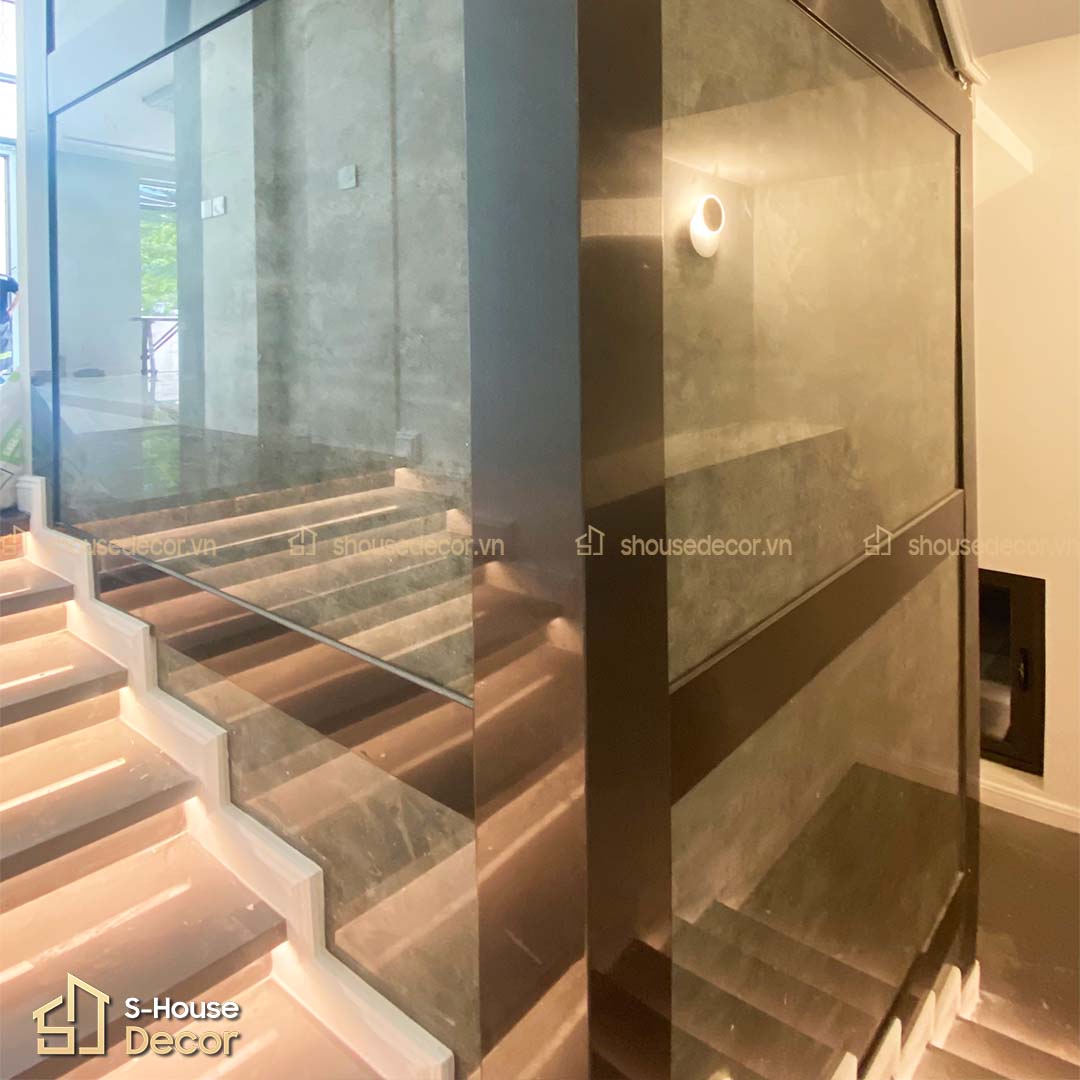 Việc ốp inox trên khung đứng và đà ngang đem tới kết cấu vững chắc nhất