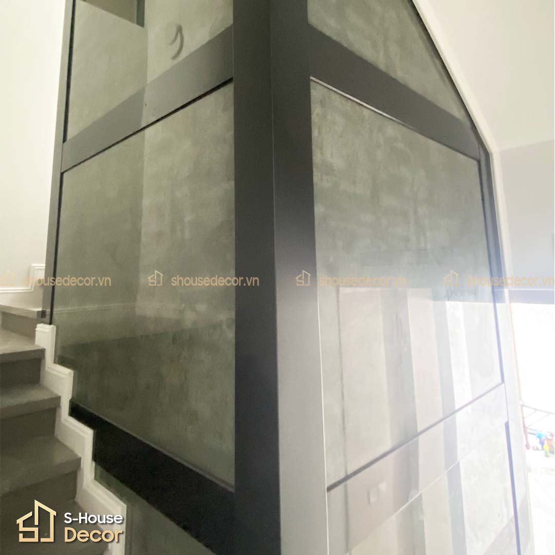 Khung thép được ốp inox xung quanh 4 phía của thang máy