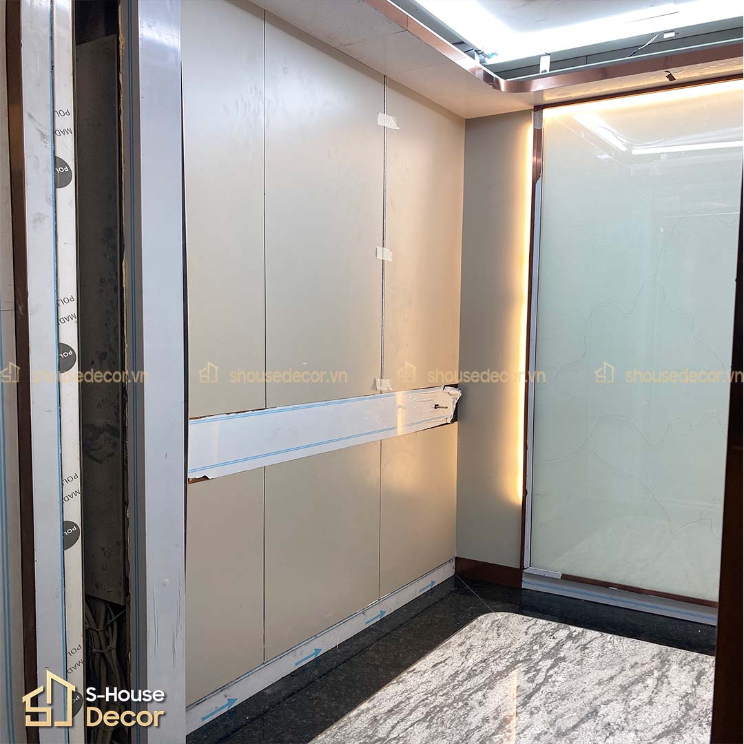 Dự án TTTM Chợ Mơ trong quá trình thi công, chờ ốp inox được bọc bảo vệ cẩn thận