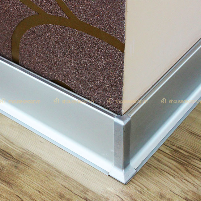 Nẹp len chân tường trắng inox phù hợp với chất liệu gỗ sáng