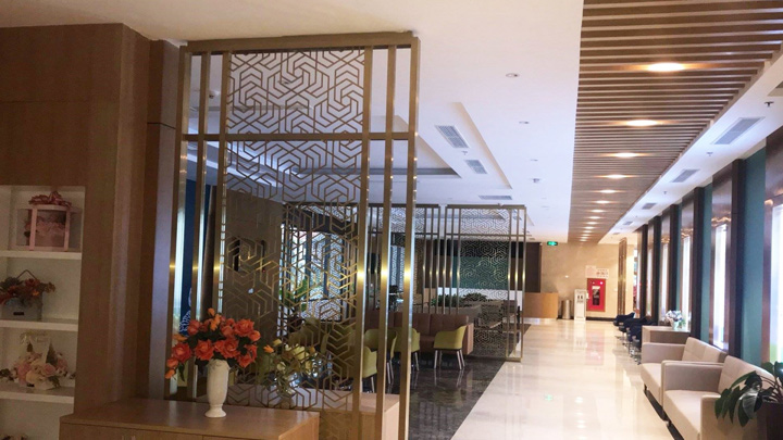 S-House Decor là đơn vị chuyên thiết kế, gia công và lắp đặt các loại vách ngăn inox mạ vàng cao cấp