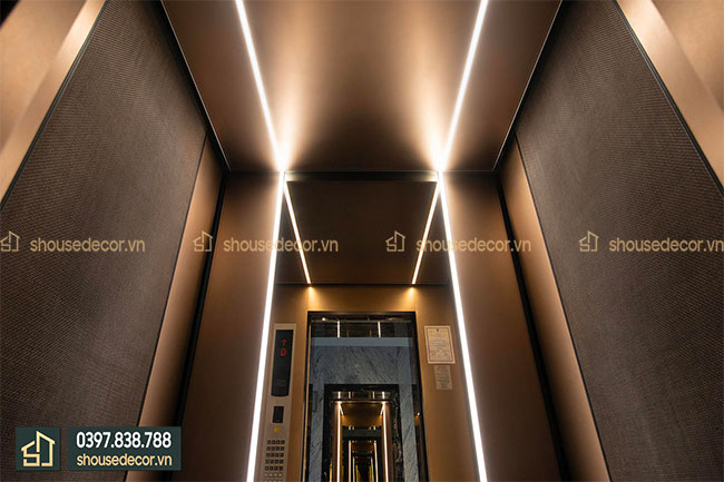 tran-thang-may-duoc-ket-hop-giua-den-led-va-inox-mau