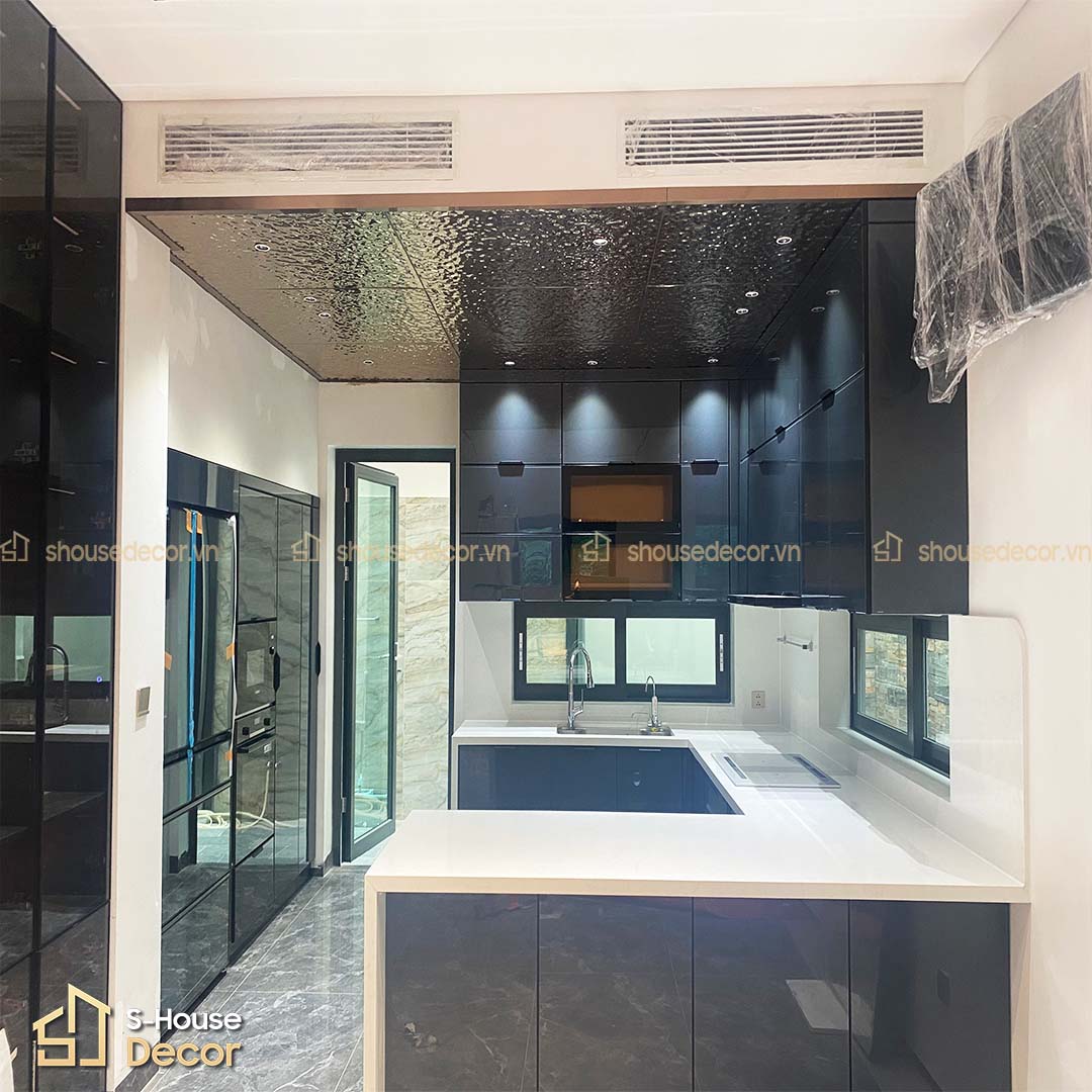 Trần inox sóng đen mang lại vẻ đẹp độc đáo cho căn phòng.