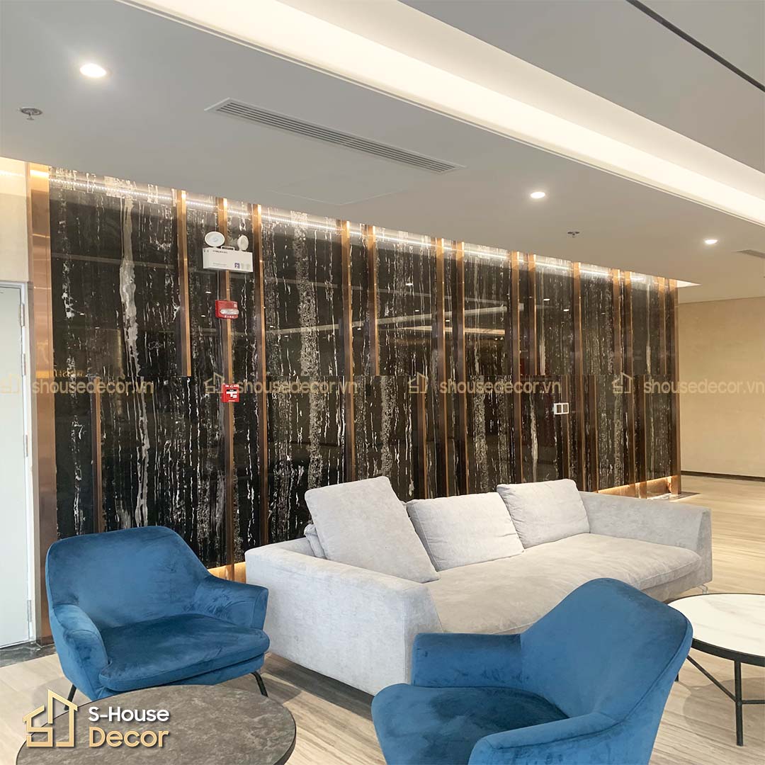 Sắc đồng xước ánh kim mang lại cảm giác sang trọng hiện đại và gần gũi cho sảnh tầng