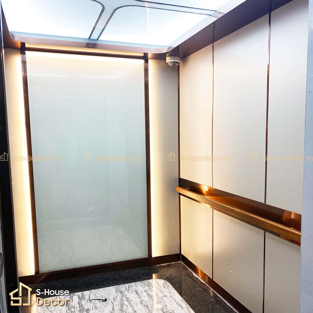 Hình ảnh minh họa ốp inox cabin thang máy vàng đồng kết hợp gỗ mẫu 11