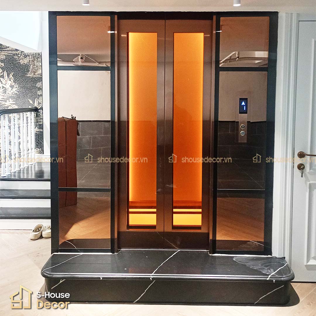Cửa thang máy được kết hợp nữa kính và inox.