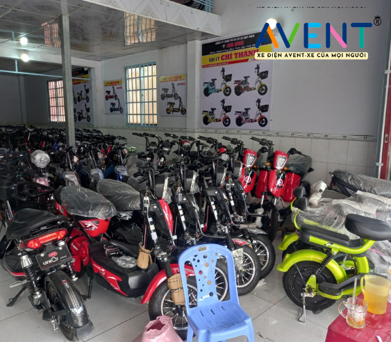 Các mặt hàng đa dạng mẫu mã, trong số đó có gian hàng trưng bày Xe Điện Avent nổi bật