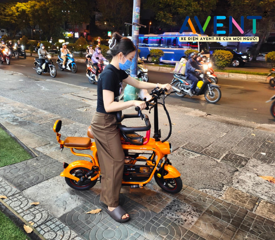 khách đến mua mẫu xe đạp điện Hotgirl Lihaze tại Đại Lý Xe Điện Chí Thành