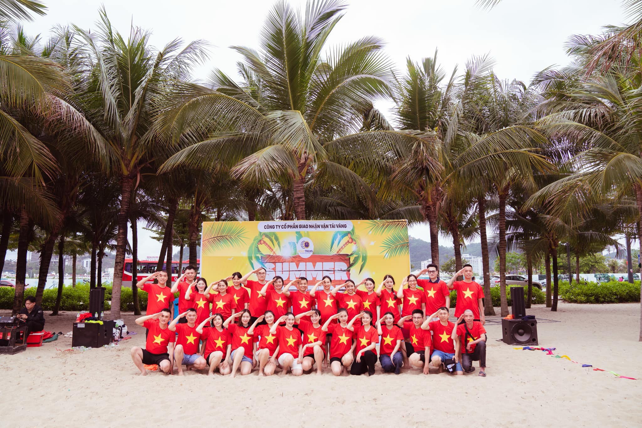 Đoàn khách tour Hạ Long team building bởi VIBAY Travel