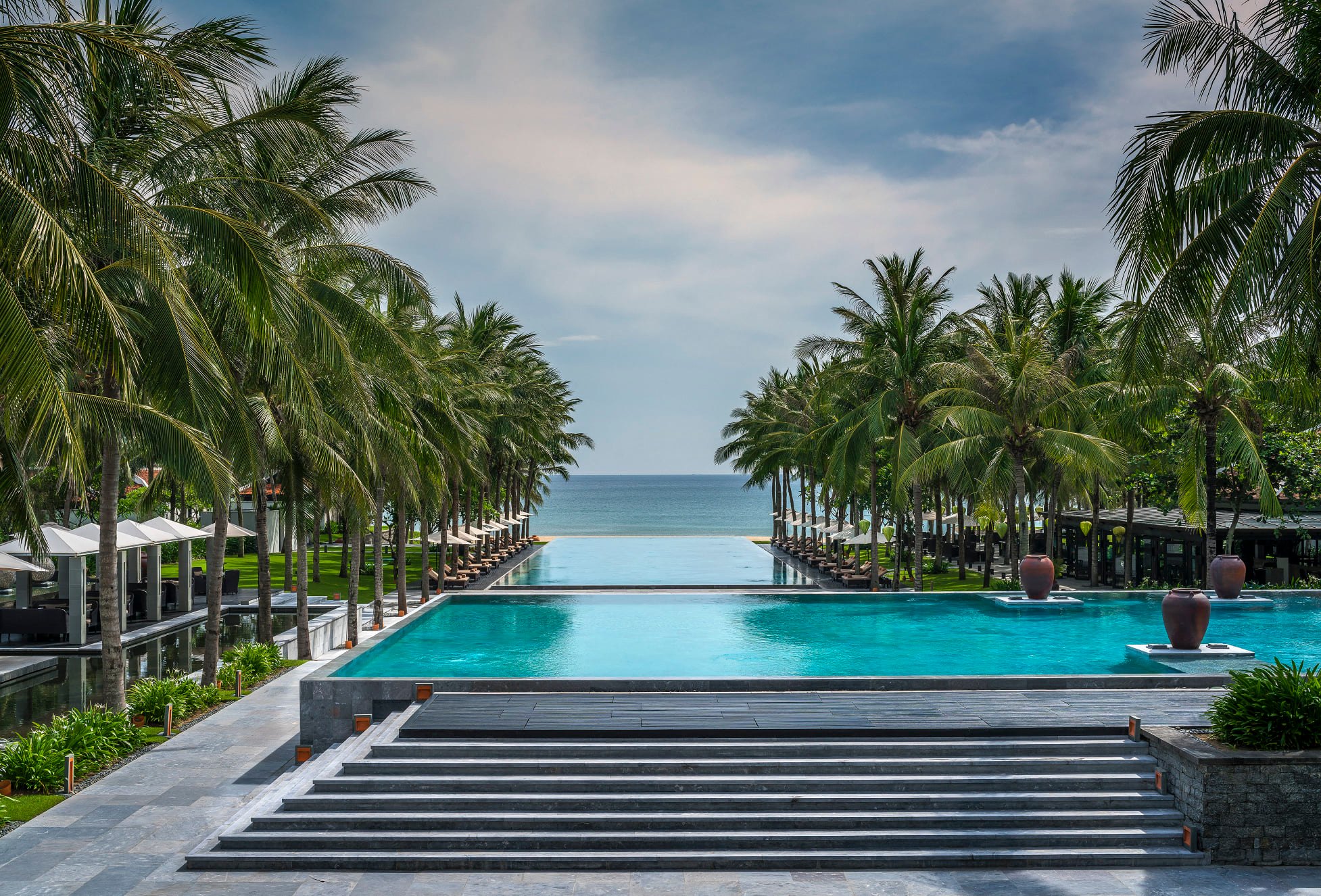 Bể bơi tại Four Seasons resort The Nam Hai