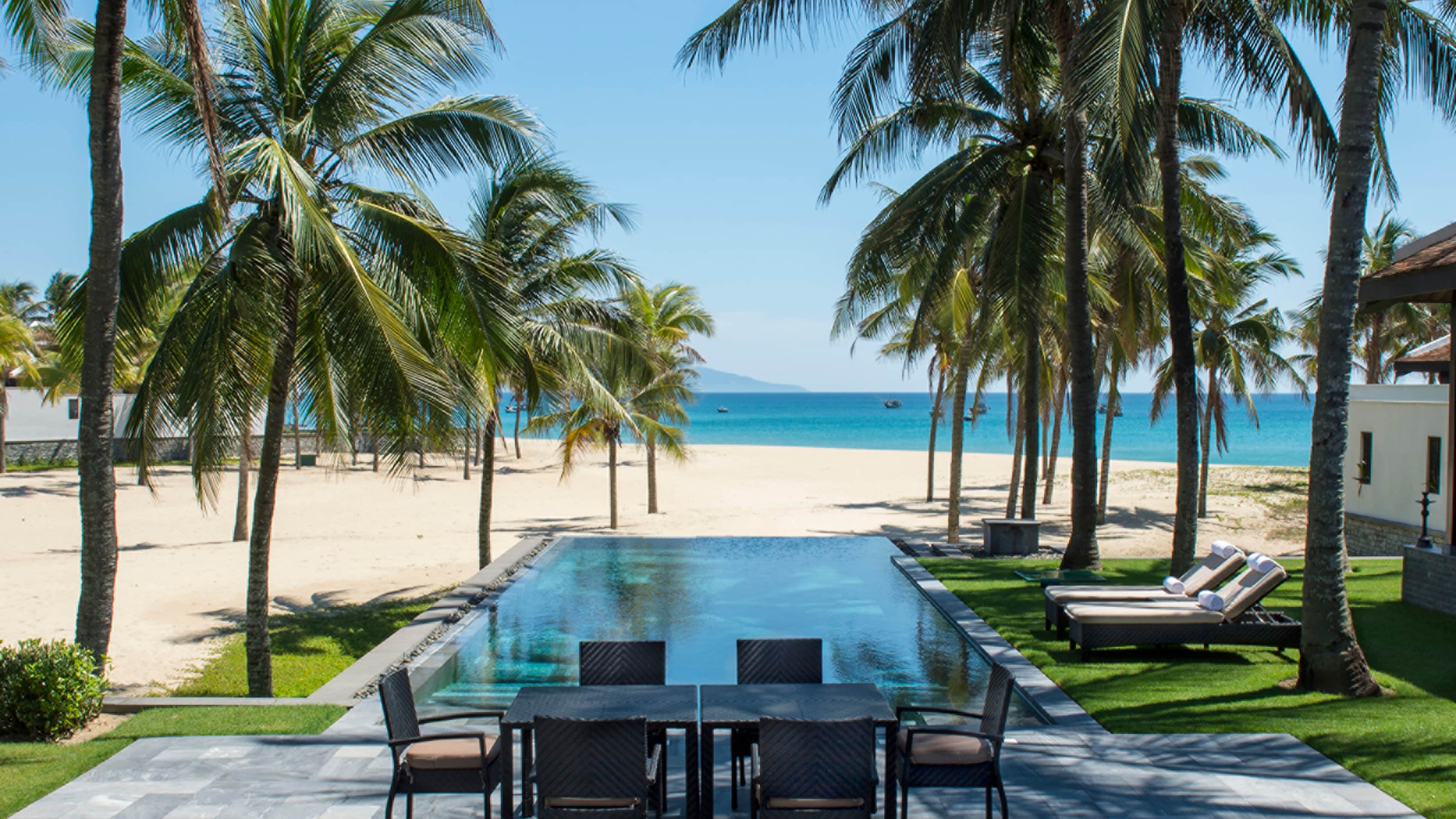 Bể bơi riêng tư trực diện biển