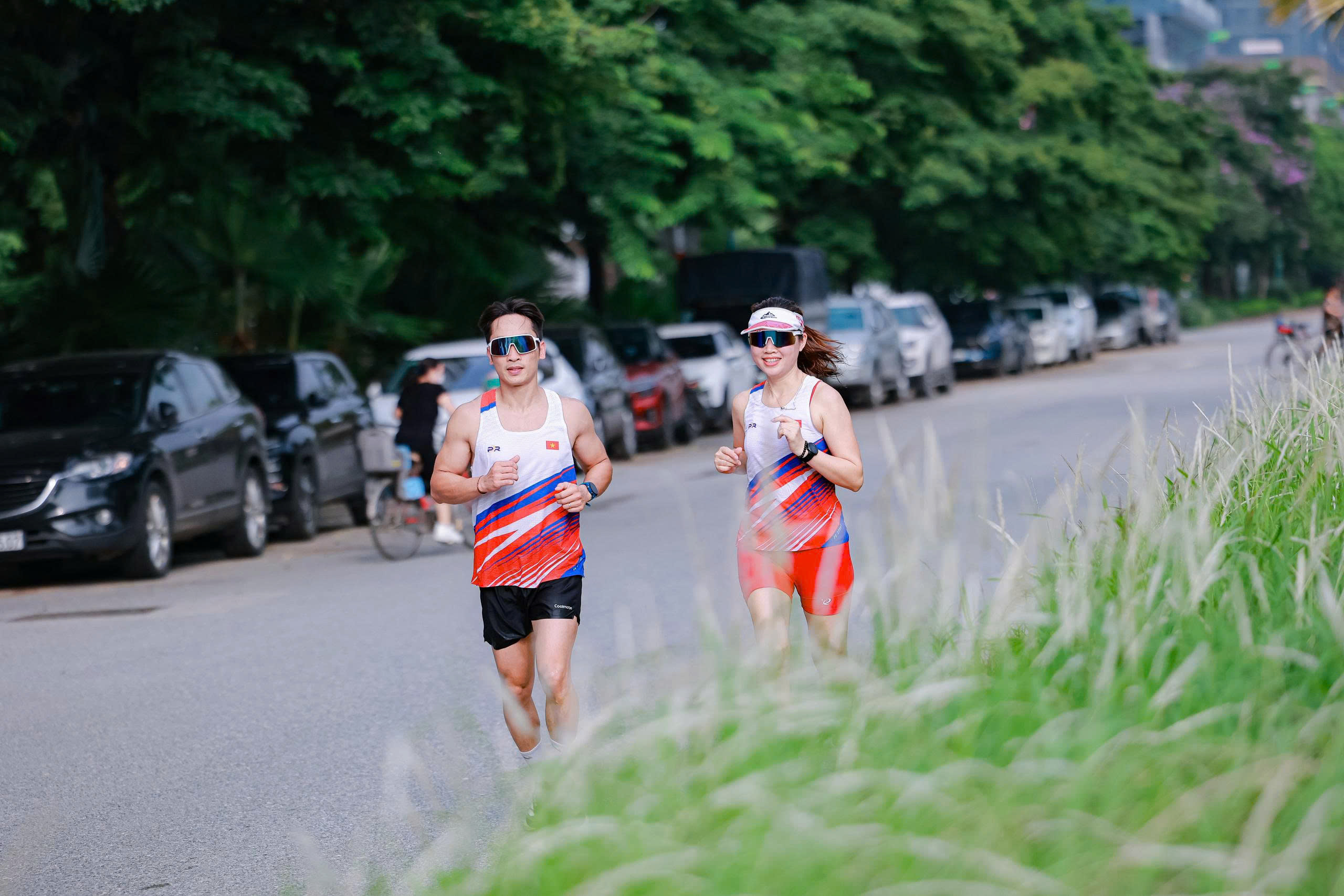 Hai Vận Động Viên Phong Trào mặc khi tập luyện