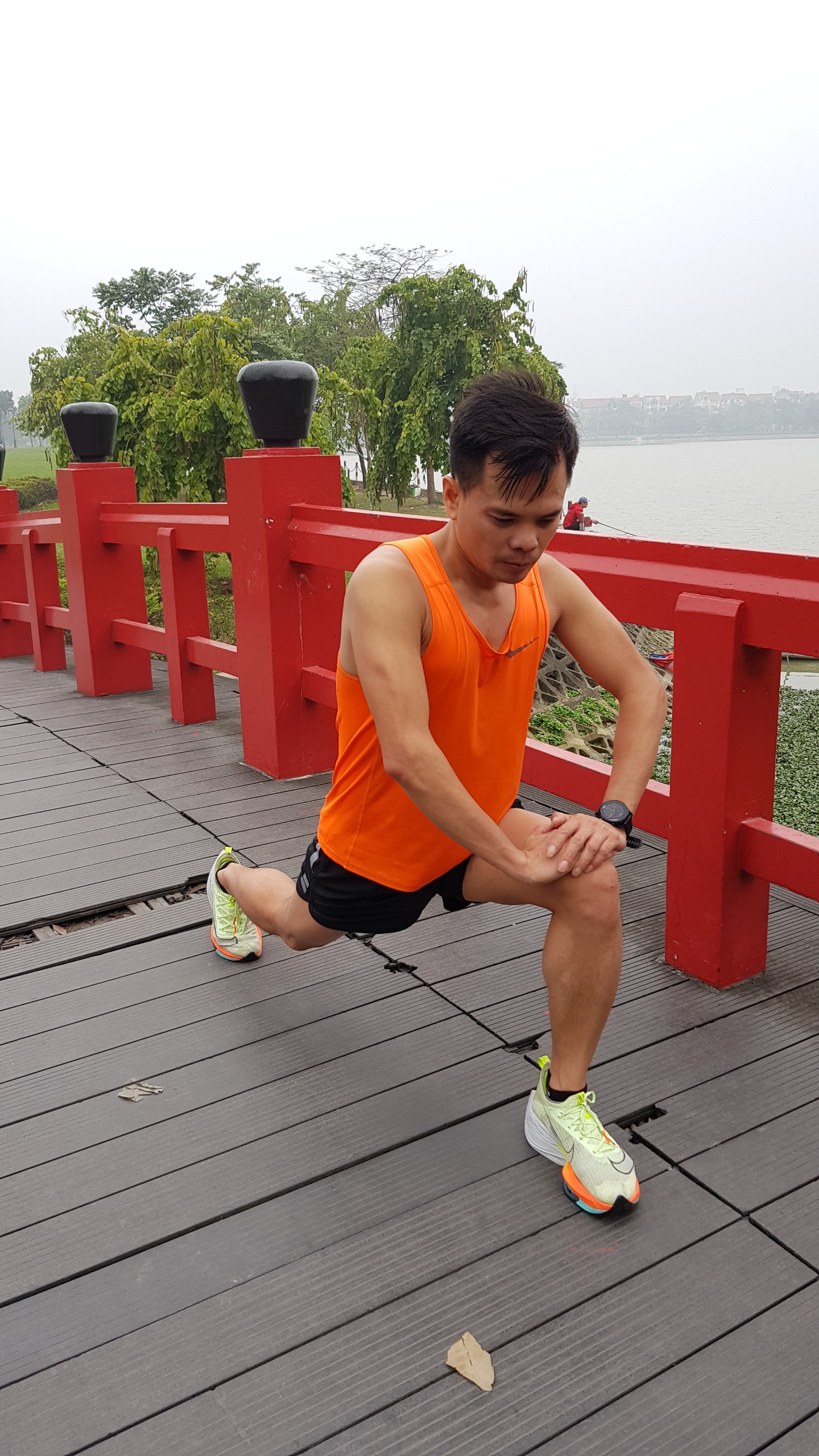 VĐV Phong trào Tiến Mai khởi động trước khi chạy