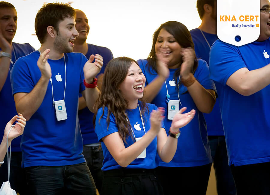 Đội ngũ nhân viên vui vẻ đầy sức sống của Apple